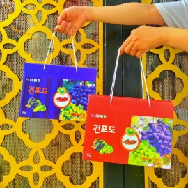 1kg Nho sấy khô Hàn Quốc kèm hộp đựng và túi xách tím